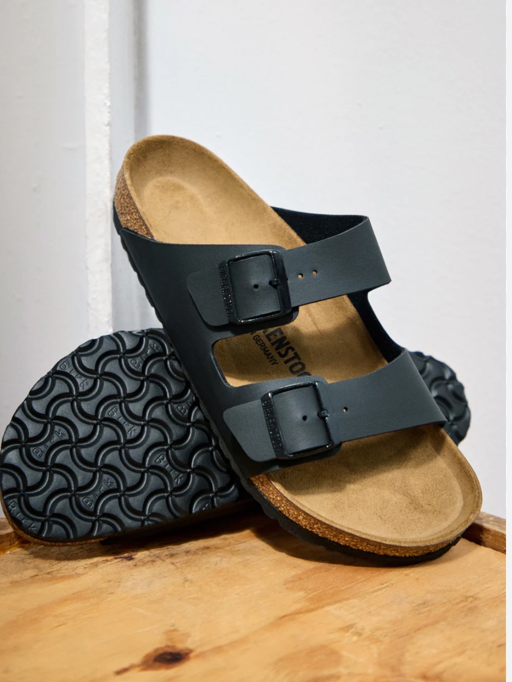 Birkenstock Arizona Women’s Two-Strap Sandals in Black and Tan Size 40